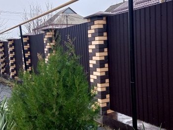 Забор из профнастила на участке в Симферопольском районе