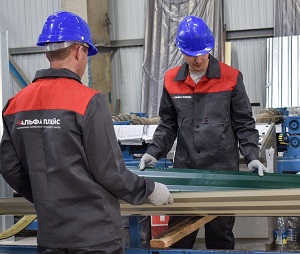 Рабочие симферопольского завода Альфа Плейс в процессе производства профлиста для забора