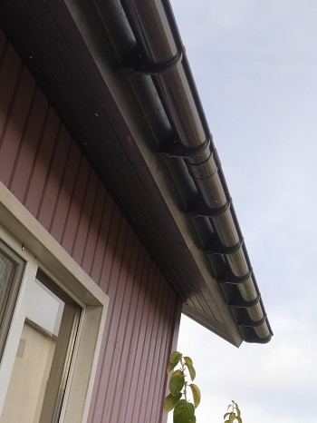 Пример установки водосточной системы на крыше дома в Симферополе